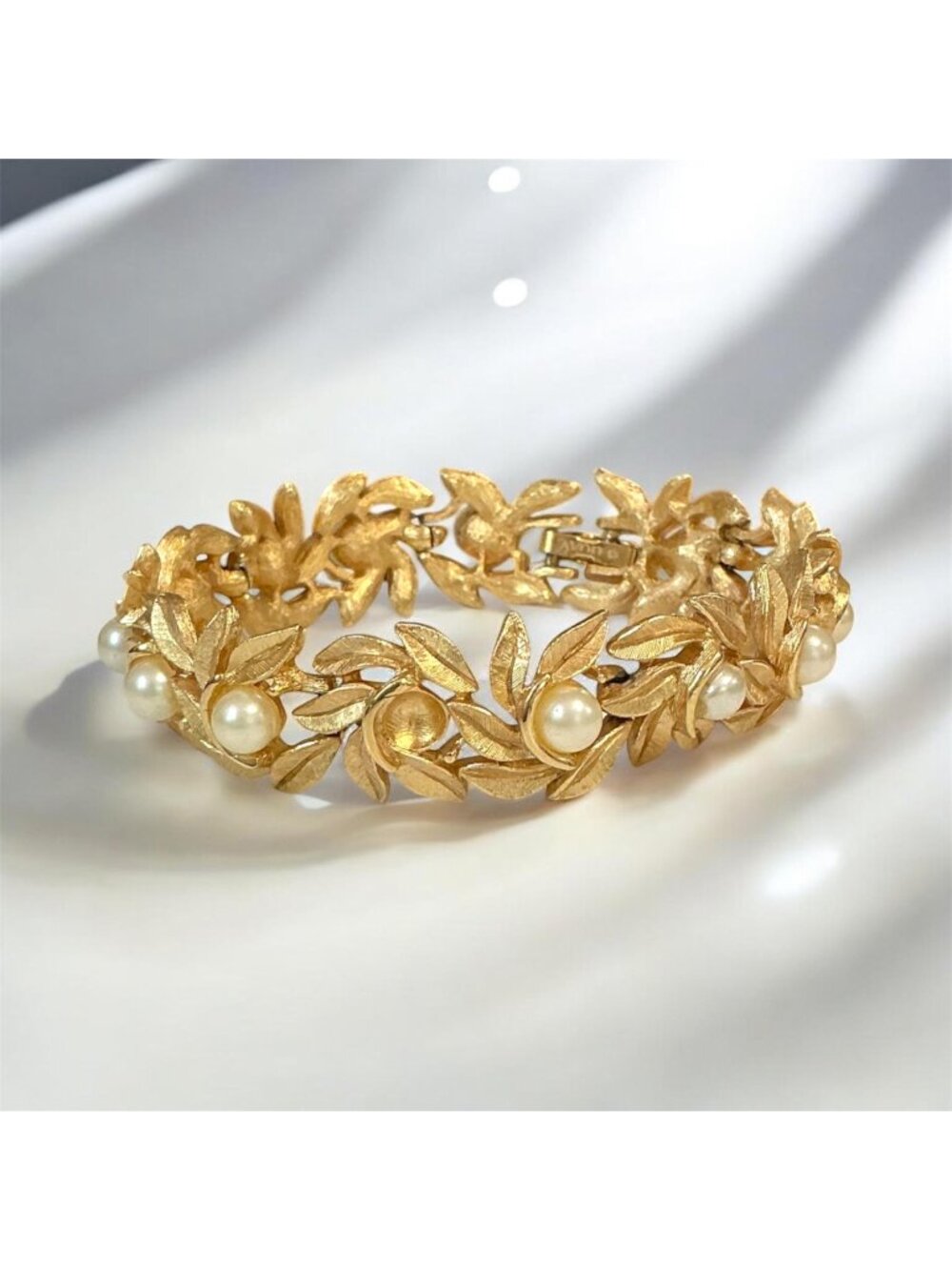 Vintage Avon Gold-Tone Leaf Bracelet With Faux Pearls  Floral Design READ